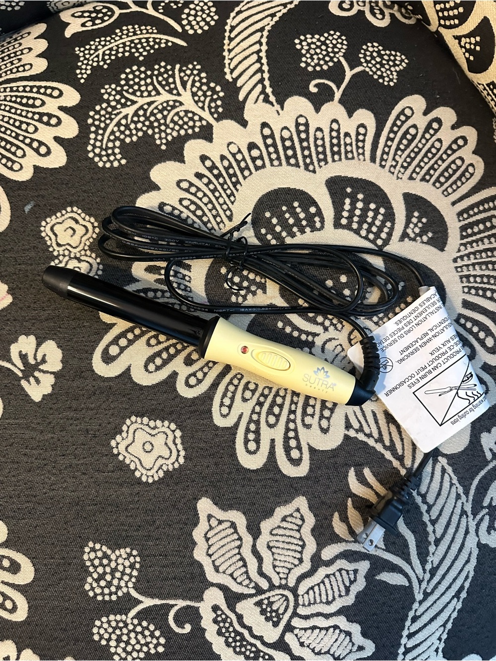 Never been used Sutra Compact Travel Curling Wand in Cream and Black
